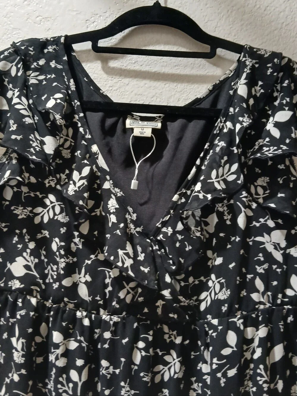 Converse nwot size m Black and White Floral Ruffle Dress
